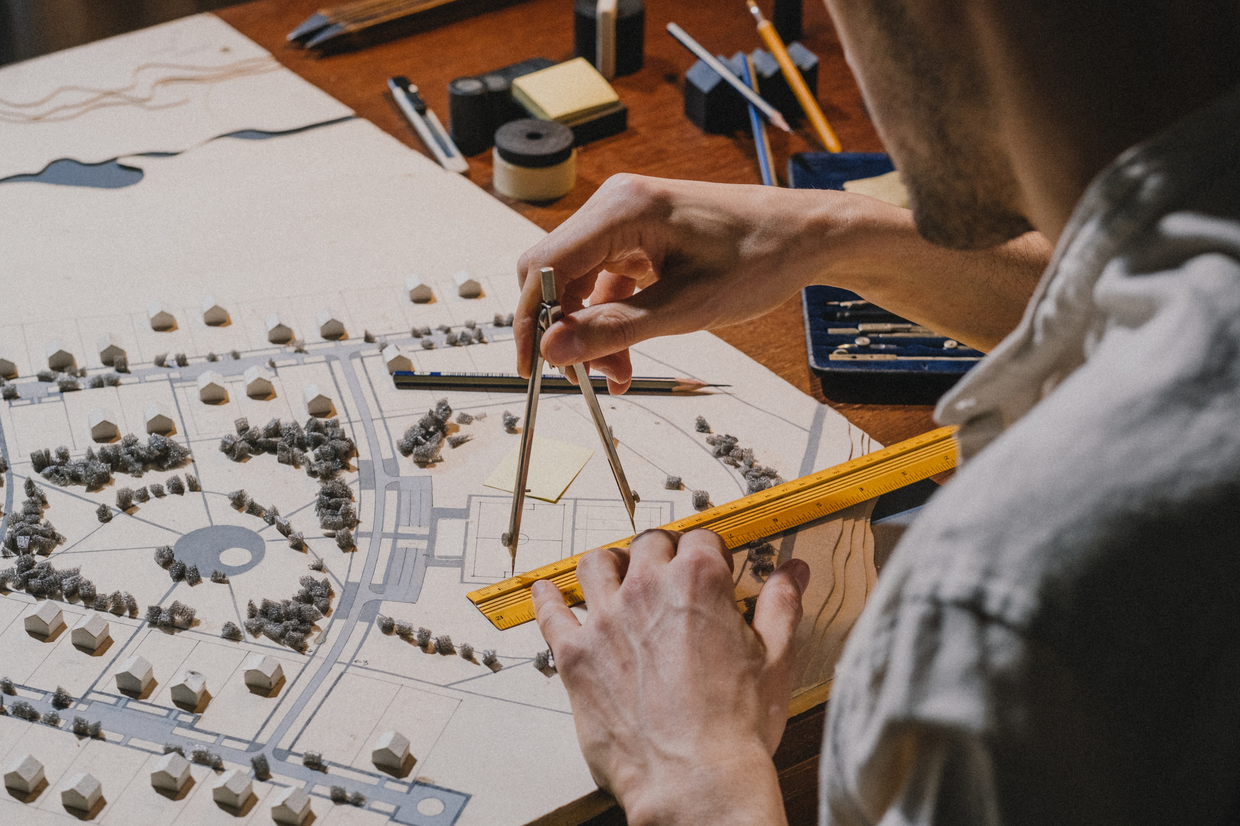 Equipo de arquitectura trabajando en maqueta